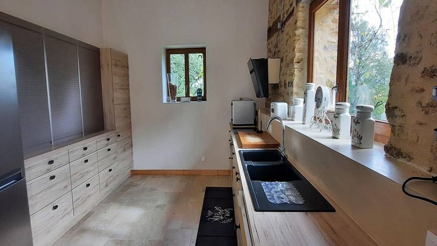 Location de vacances pour 6 personnes, avec jardin et piscine à Les Salles-Lavauguyon - 2