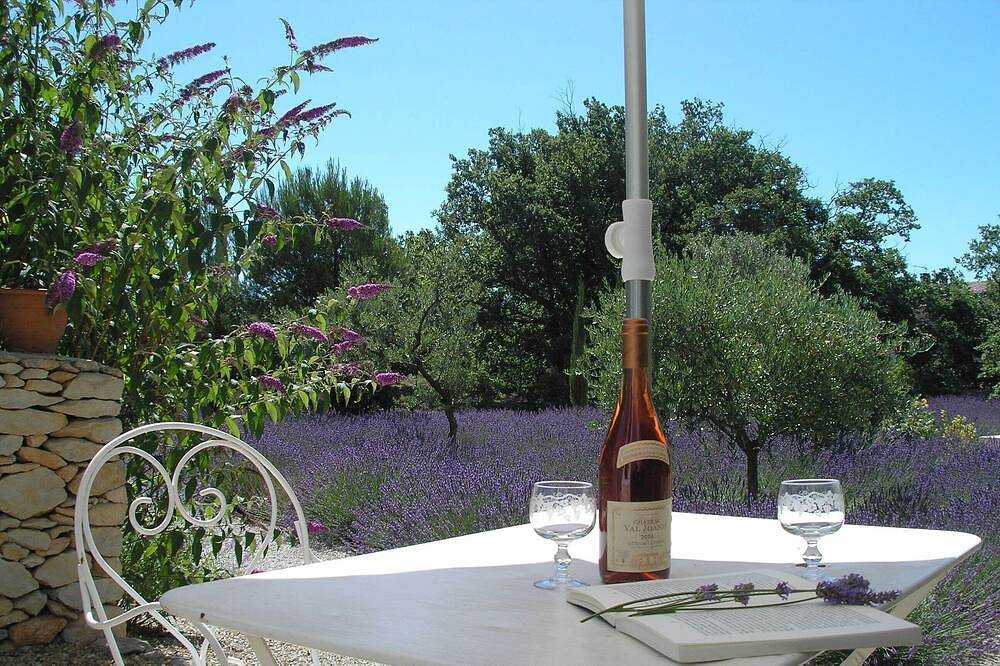 Chambre luxe twin climatisée Glycine-terrasse-Le clos des lavandes in Lacoste, Parc naturel régional du Luberon