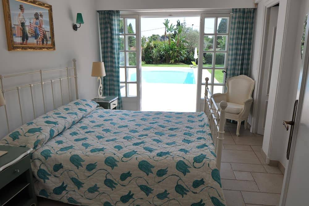 Grande villa proche plage, restaurants et commerces: 15 couchages avec grande piscine in Antibes, Côte méditerranéenne (France)