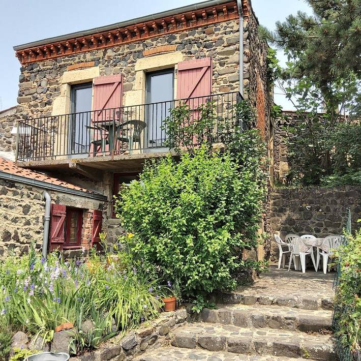 Gîte pour 5 personnes, avec balcon ainsi que vue et jardin à Usson (Puy-de-Dôme)