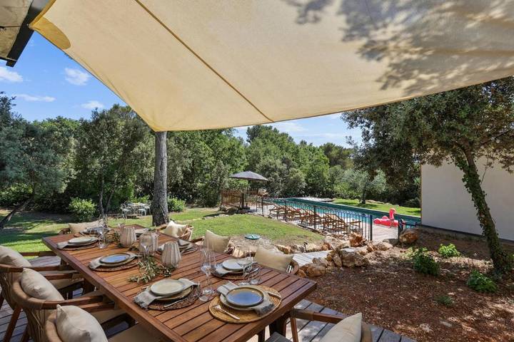 Location de vacances pour 8 personnes, avec piscine et jardin à Saint-Marc-Jaumegarde
