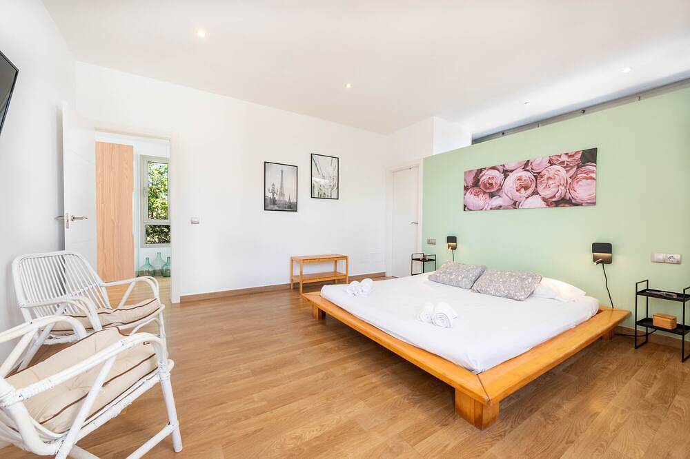 Holiday Home 'Spacious Garden Villa Near The Sea' with Private Pool, Wi-Fi and Air Conditioning in Badia Gran, Llucmajor