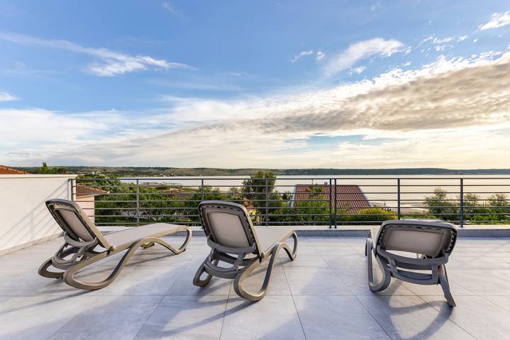 Ferienhaus für 8 Personen, mit Balkon und Terrasse sowie Garten und Ausblick in Dalmatien - 2