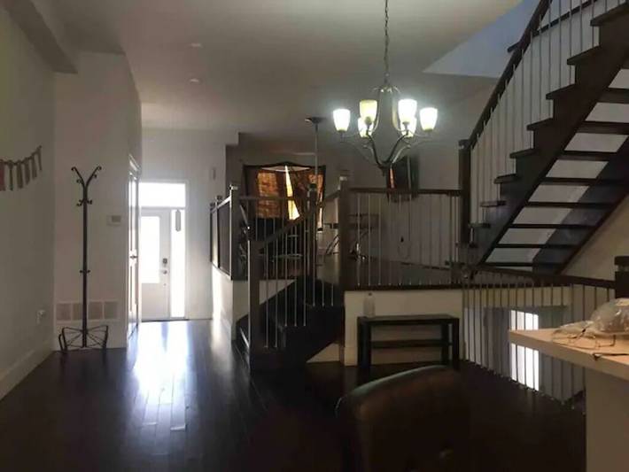 Vacation rental for 10 people, with pets in Etobicoke