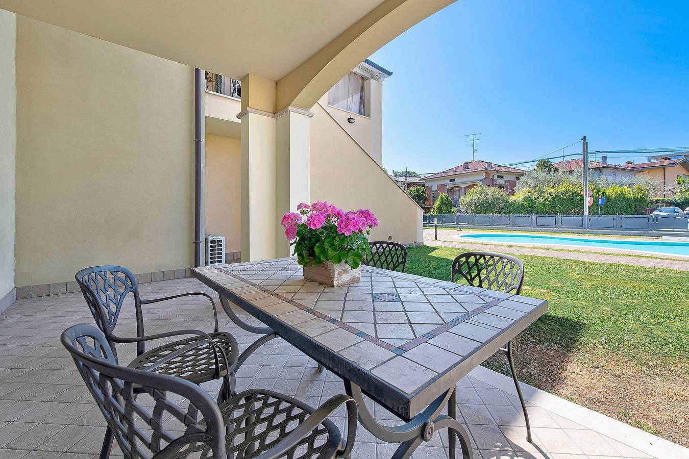 Appartamento intero, Appartamento 'Limone' con giardino privato, Wi-Fi e aria condizionata in Rivoltella del Garda, Desenzano del Garda