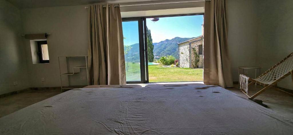 Gîte pour 3 personnes, avec vue et jardin à Roche-Saint-Secret-Béconne - 2