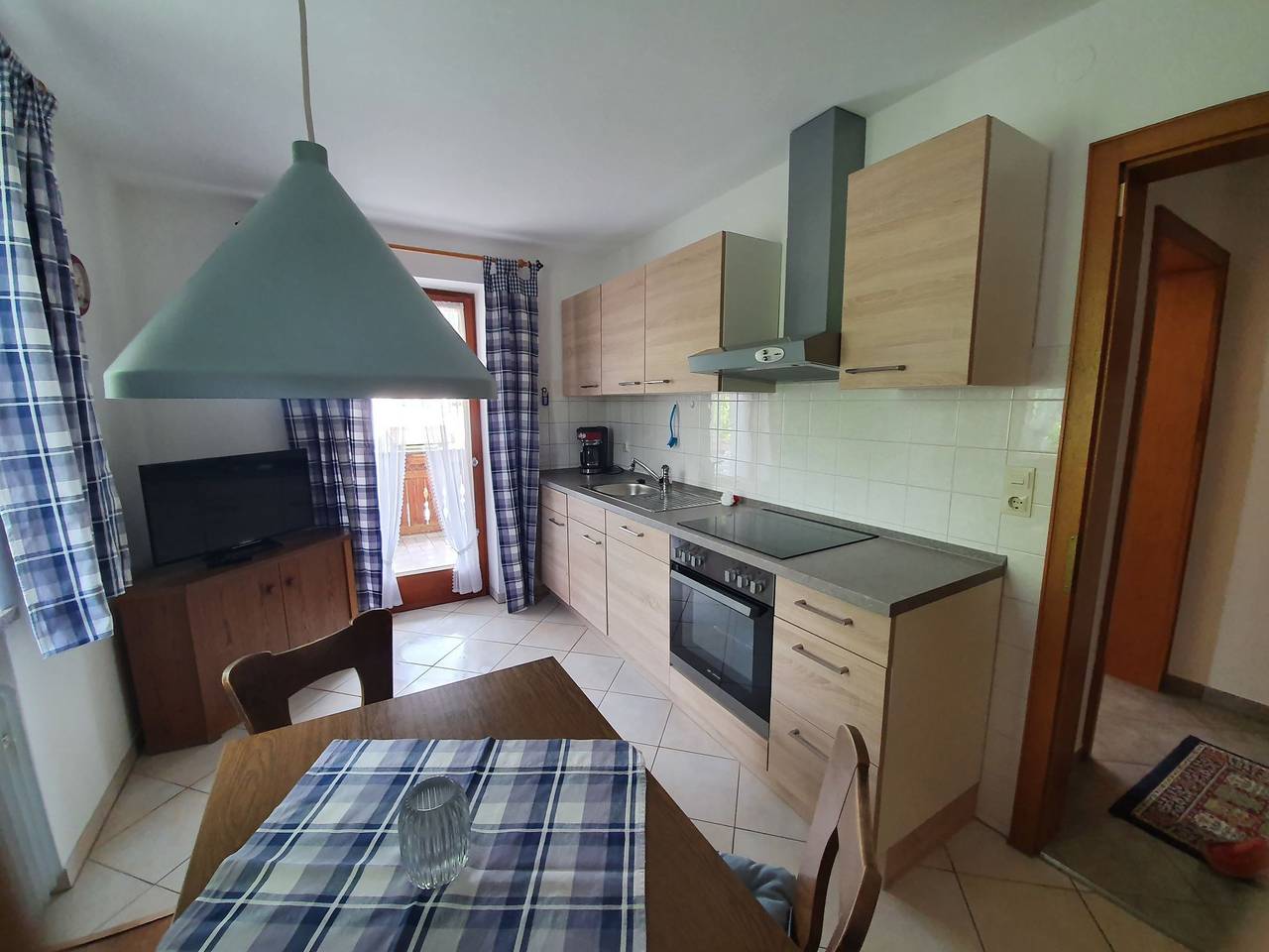 Ganze Ferienwohnung, Ferienwohnung Weißenbacher - Ferienwohnung 70 qm, f. 2-4 Pers., 2 getr.Schlafzimmer, Balkon mit Bergblick in Grassau, Chiemsee