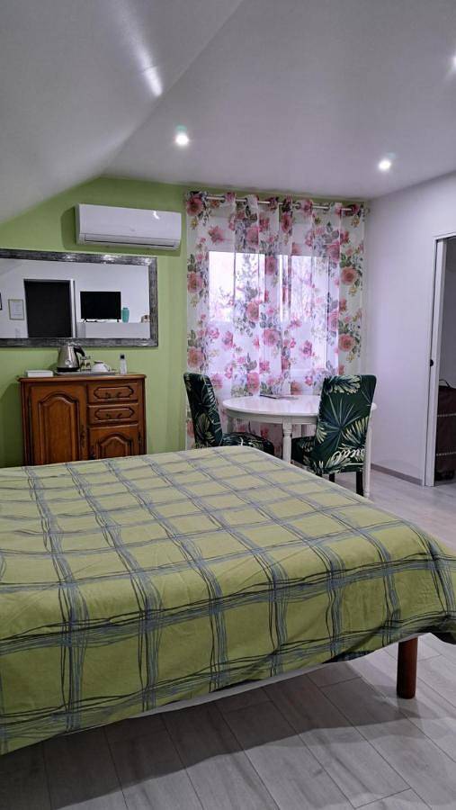 Double Room with Private Bathroom in Ussel, Région d'Ussel