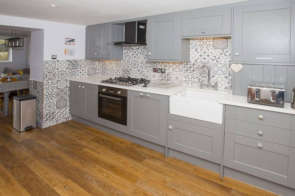 Luxury cottage, 15 minutes to beach, stunning garden views, two min walk to town in Beaminster, Dorset