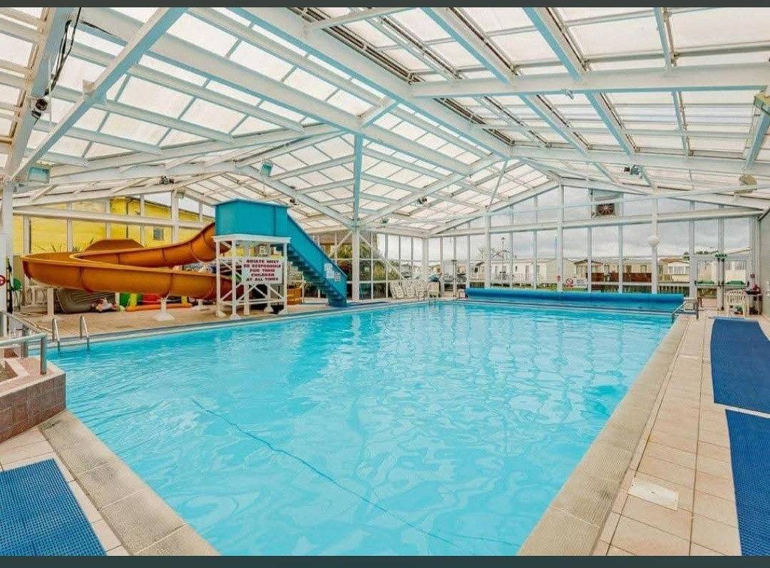Coastfield Park 3-Bed Cabin Sleeps 8 w/ Parking in Ingoldmells, Lincolnshire