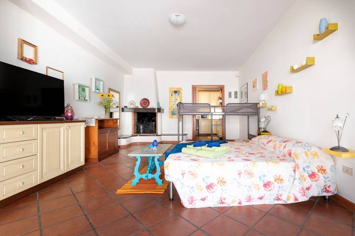 Entire apartment, Apartment 'La Terra Di Mezzo' with Balcony, Wi-Fi and Air Conditioning in Palmariggi, Lecce Province