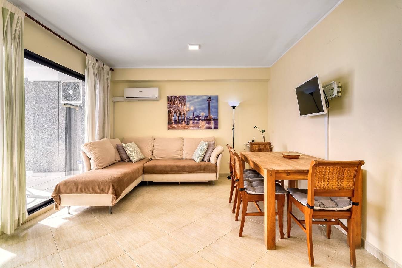 Apartamento entero, Apartamento 'Lovely Arenal' con vistas al mar, Wi-Fi y aire acondicionado in Platja de l'Algoleja (Calpe), Calpe
