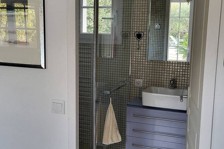 Location de vacances pour 2 personnes, avec terrasse ainsi que piscine et jardin à Le Cannet-des-Maures - 3