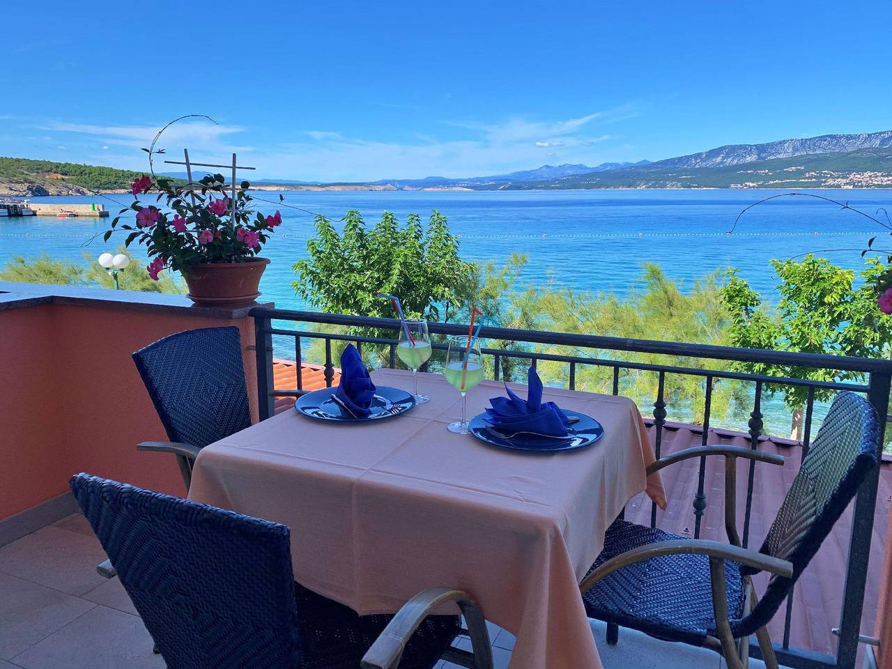 Entire holiday apartment, Holiday flat near the beach in Silo (Krk), Krk