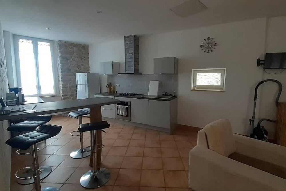 Apartamento entero, Apparently located in lacaune les bains. Serves 5. in Lacaune, Región de Lacaune