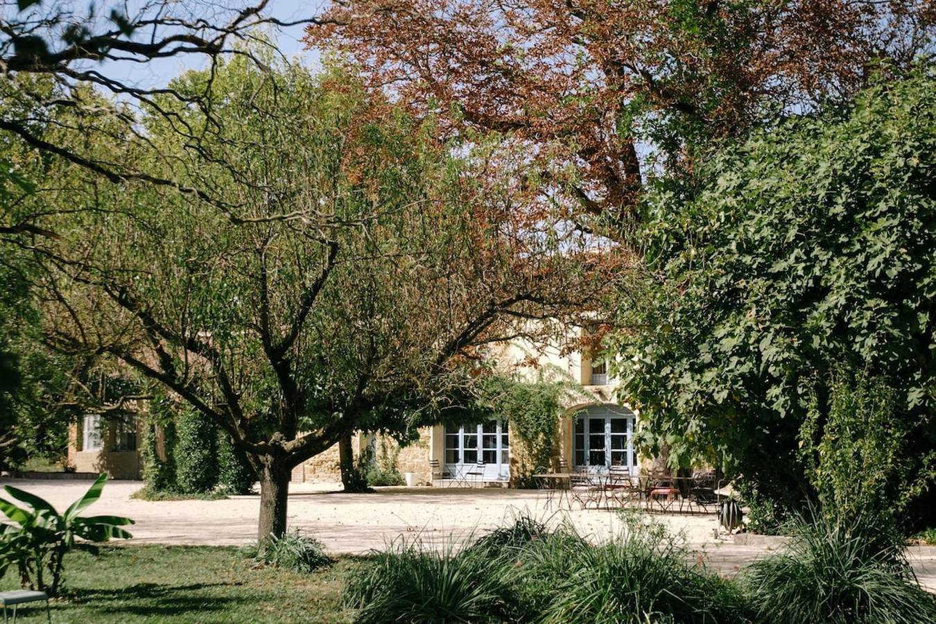 84B5 - Hibiscus, suite in an 18th century Provencal farmhouse in Althen-des-Paluds, Vaucluse