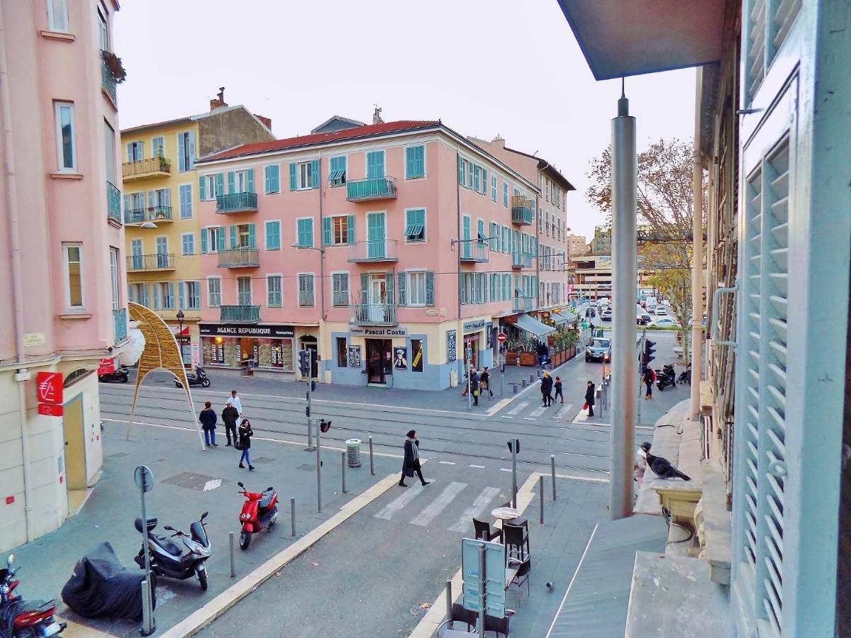Gare 5 minutes Garibaldi République chambre Privee non Fumeur pour voyageurs Calmes Tram au pied de l'immeuble in Nice, Côte méditerranéenne (France)