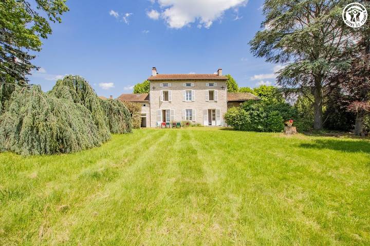 Gîte pour 12 personnes, avec jardin et terrasse dans Saône-et-Loire