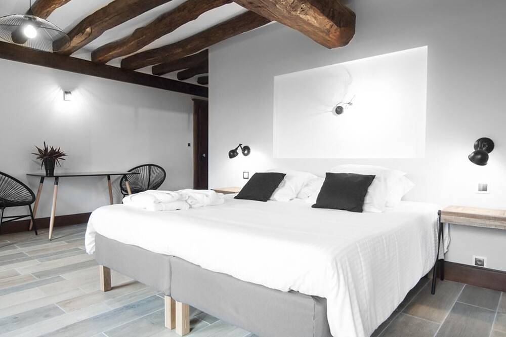 Dreibettzimmer-Deluxe-Ensuite-Gartenblick-Avec Sauna in Éguilly, Beaune und Umgebung