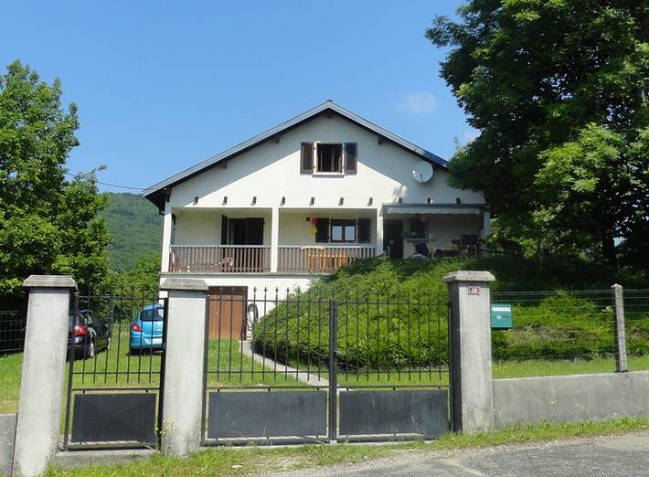 Gîte pour 8 personnes, avec Balcon et Terrasse ainsi que Jardin et Vue à Cernon