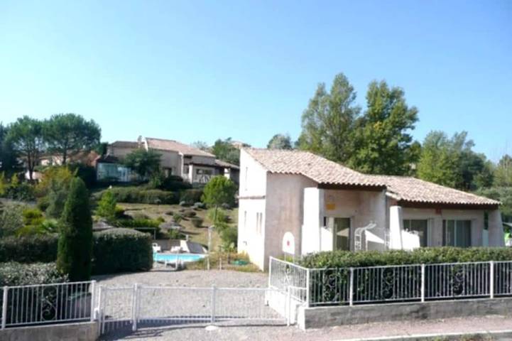 Gîte pour 4 personnes, avec Terrasse ainsi que Jardin et Piscine