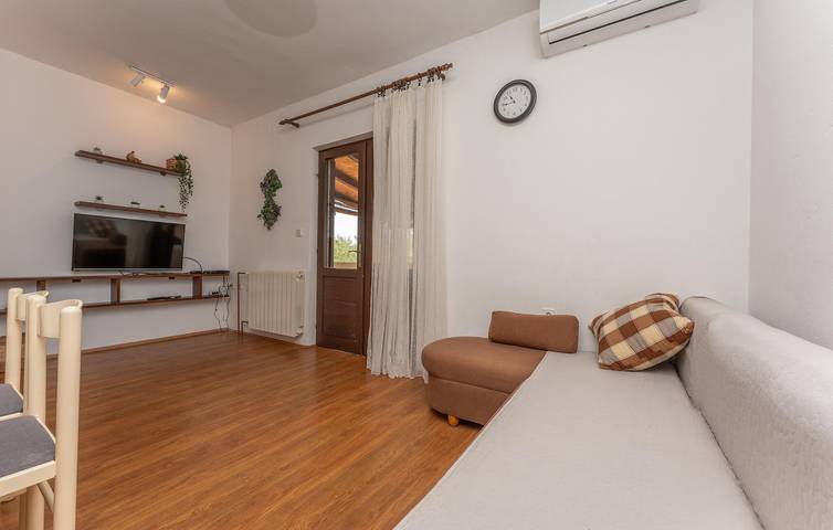 Ganze Ferienwohnung, Charmante 2-Zimmer-Wohnung mit Terrasse, Parkplatz und WLAN in Strandnähe in Biograd na Moru, Zadar
