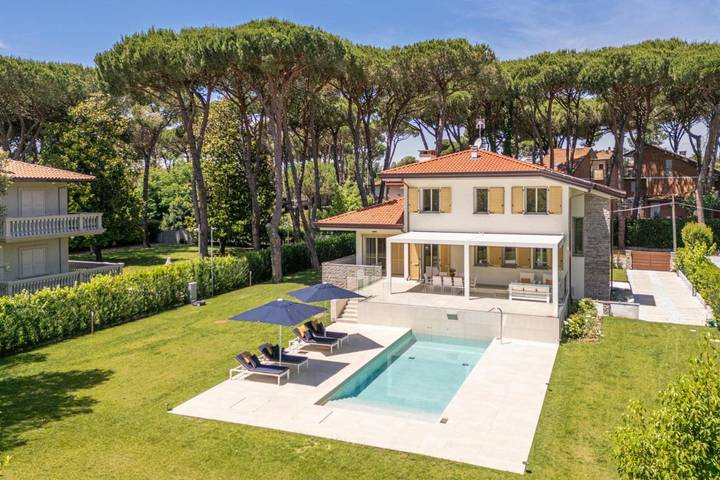 Villa per 10 persone, con Balcone e Terrazza nonché Giardino e Piscina a Marina di Pietrasanta