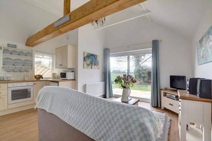 Riverside Cottage is a quiet haven for two. Right on the East Stour river. in Mersham, Ashford region
