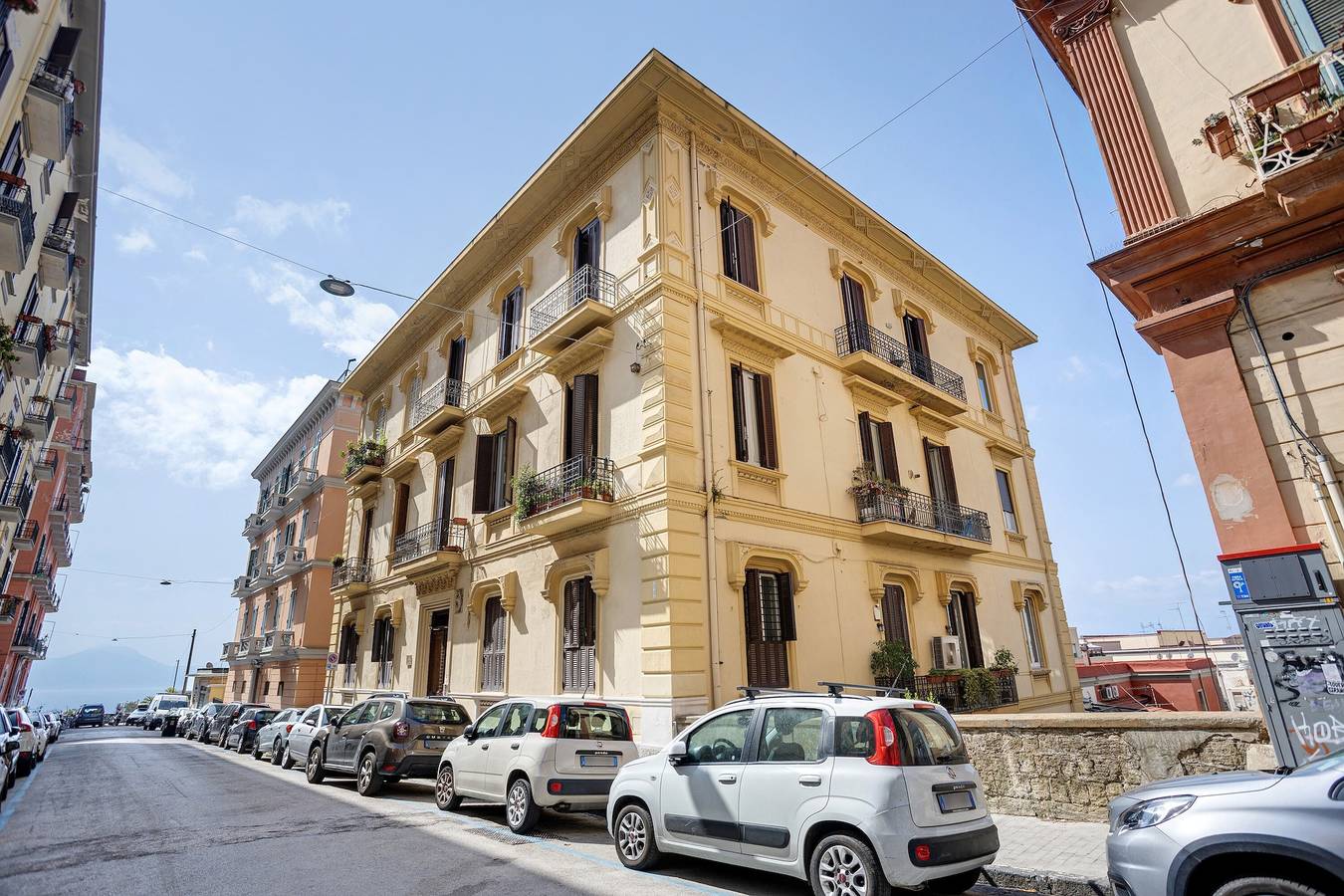 Apartamento entero, La Dimora Dei Reali - Grey Suite con Balcón, Wi-Fi y Aire Acondicionado in Nápoles, Provincia de Nápoles