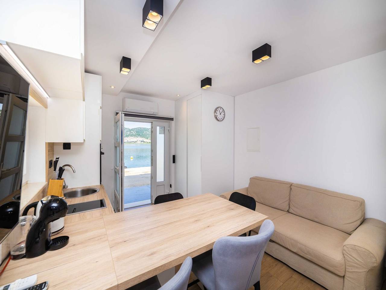 Ganze Wohnung, Apartments Ema - Studio Apartment with Sea View in Rogotin, Dubrovnik-Neretva