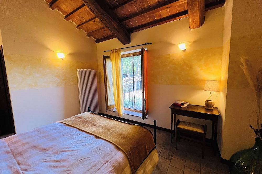Family-friendly organic farmhouse, authentic Tuscan experiences, lake-view pool in Pieve Santo Stefano, Valtiberina