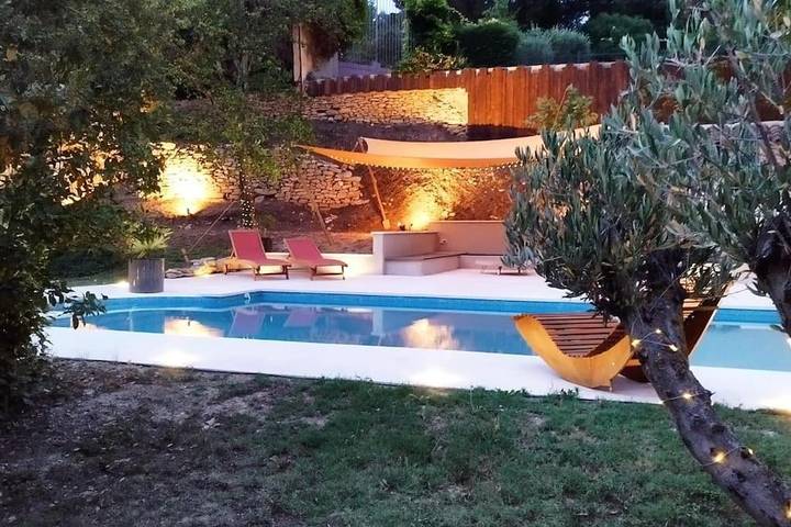 Location de vacances pour 8 personnes, avec Terrasse ainsi que Jardin et Piscine à Cornillon-Confoux