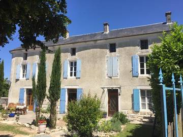 Gîte pour 10 personnes, avec vue ainsi que piscine et jardin, adapté aux familles à Dampierre-sur-Boutonne