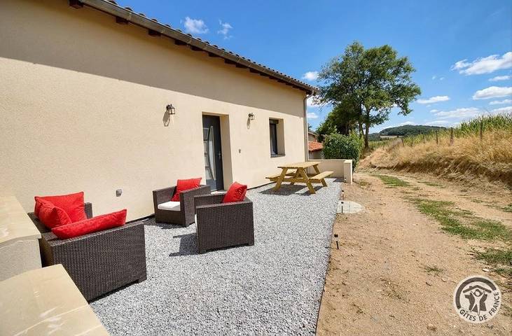 Gîte pour 6 personnes, avec Terrasse à Chambost-Longessaigne