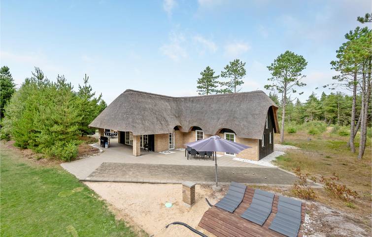 Ferieudlejning for 16 personer, med Terrasse i Vedersø Klit
