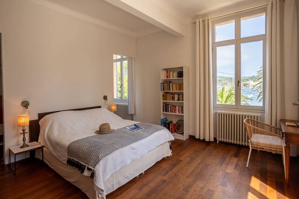 Villa Unique Porquerolles Bord De L Eau Avec Ponton Prive in Hyeres, Porquerolles
