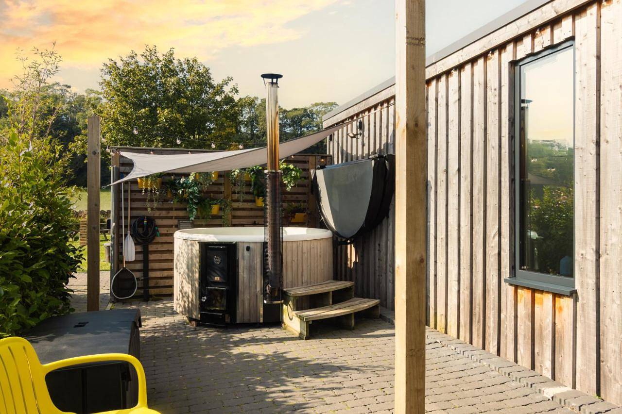 The Birdbox - Unique Hot Tub Cabin in Millport in Millport, Ayrshire
