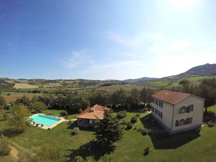 Agriturismo per 6 persone, con panorama e giardino nonché piscina, con animali domestici a Pomarance