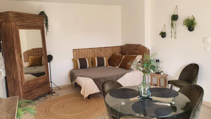 Gîte pour 2 personnes, avec terrasse et vue ainsi que jardin et piscine à Alba-la-Romaine - 2