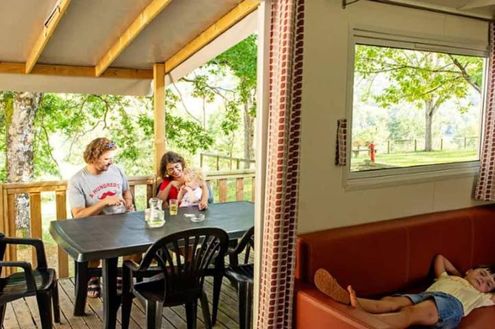 Mobilheim für 4 Personen mit Terrasse und Rollstuhlgerecht in Lissac-sur-Couze, Brive-la-Gaillarde und Umgebung