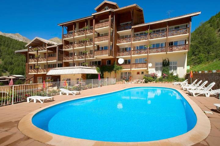 Hôtel pour 3 personnes, avec jardin et sauna ainsi que jacuzzi et piscine