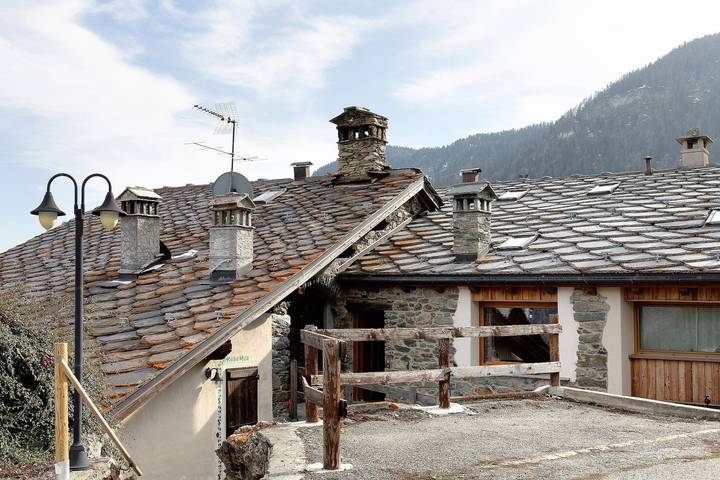 Chez Margot et Sophie – Charm, Stonework and Alpine Views in Champagnod, Torgnon Kommune