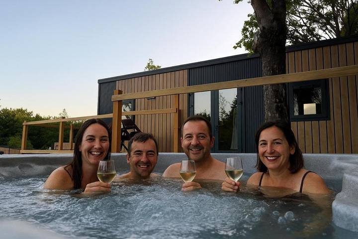 Camping pour 4 personnes, avec jardin ainsi que vue et piscine