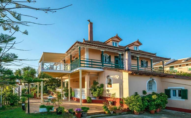 Apartment for 8 people, with Balcony and Terrace as well as Garden and View in Kalamaki
