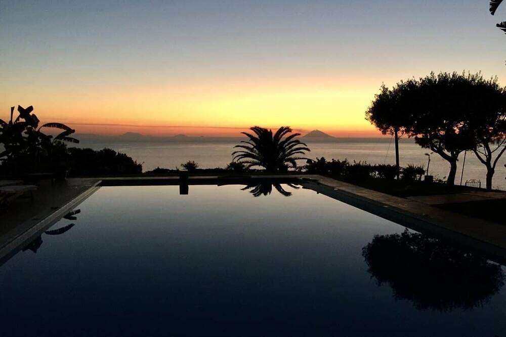 Villa Stromboli, exclusive villa with pool for 10 people in Faro Capo Vaticano, Vibo Valentia Provinz