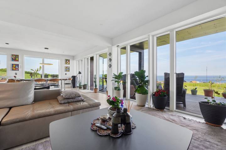 Neues Ferienhaus mit Meerblick und Spa in Tejn, Allinge