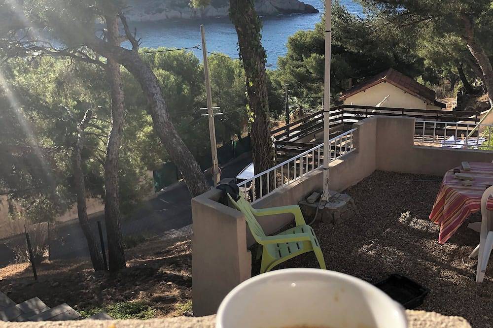 Seaside house with pebble beach and small harbour 2 minutes away in Ensuès-la-Redonne, Istres region