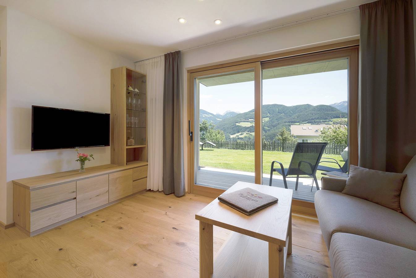 Entire apartment, Vacation Apartment "Teutenhofer Kastanie" on the Farm with Mountain View in Feldthurns, Dolomiti Superski