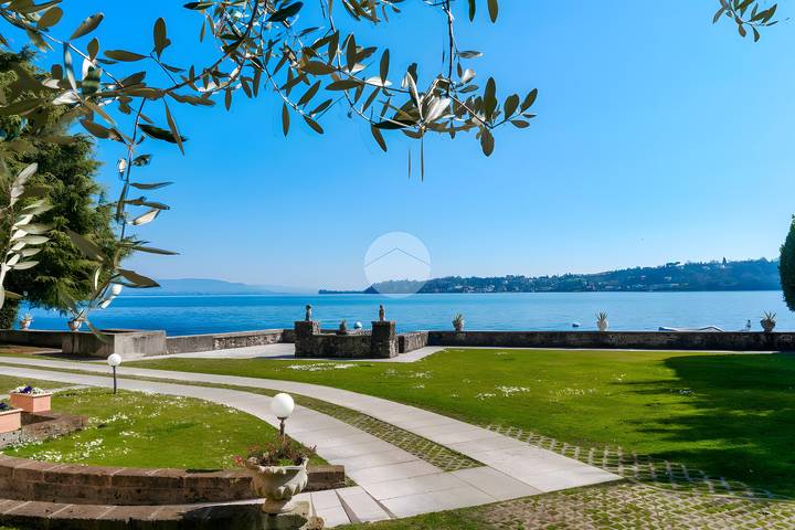 Ferienwohnung für 4 Personen, mit Balkon und Garten sowie Seeblick in der Lombardei