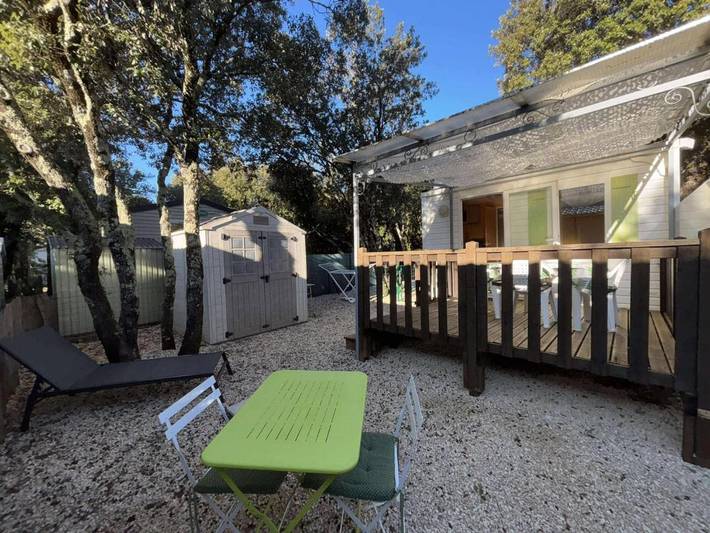 Camping pour 2 personnes, avec piscine ainsi que terrasse et jardin, animaux acceptés